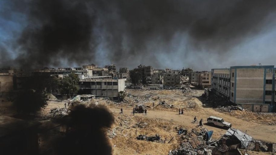 Palestine, Khan Younès, sud de Gaza, 22 avril 2024. Vue sur la ville de Khan Younès depuis le toit de l'hôpital Nasser, auparavant le plus grand hôpital du sud de Gaza.  