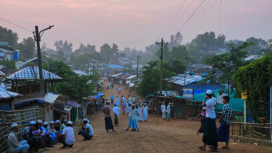 Des réfugié·e·s rohingyas se rassemblent et discutent dans les camps de Cox’s Bazar. Cox’s Bazar, Bangladesh, octobre 2023. 