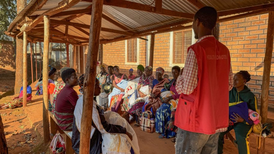 Bayubahe Jerome, promoteur de santé, informe les futures mères sur les soins prénatals à l'hôpital du camp de Nduta