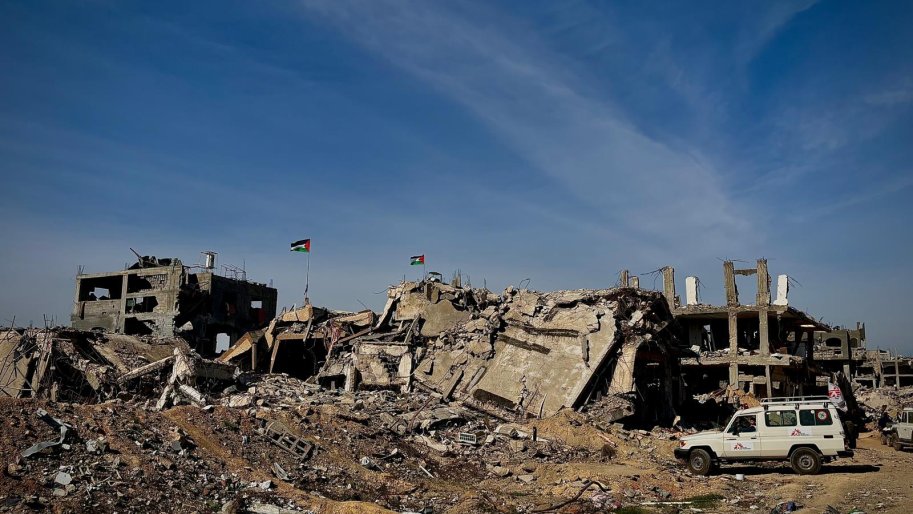 Véhicule MSF au milieu des décombres dans la bande de Gaza. Février 2025.