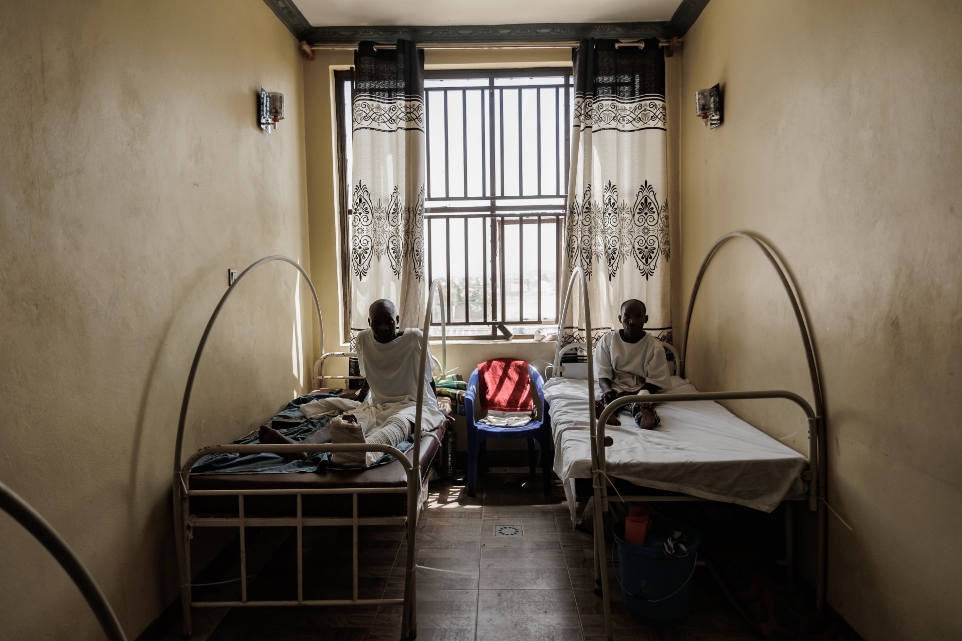 Deux patients en convalescence après des interventions chirurgicales effectuées par les équipes MSF à l'hôpital de Salama. © MSF