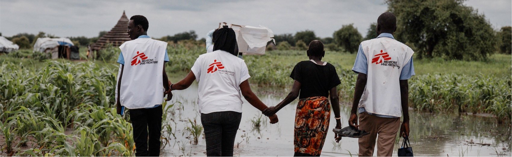 Des personnes de dos, avec des habits msf