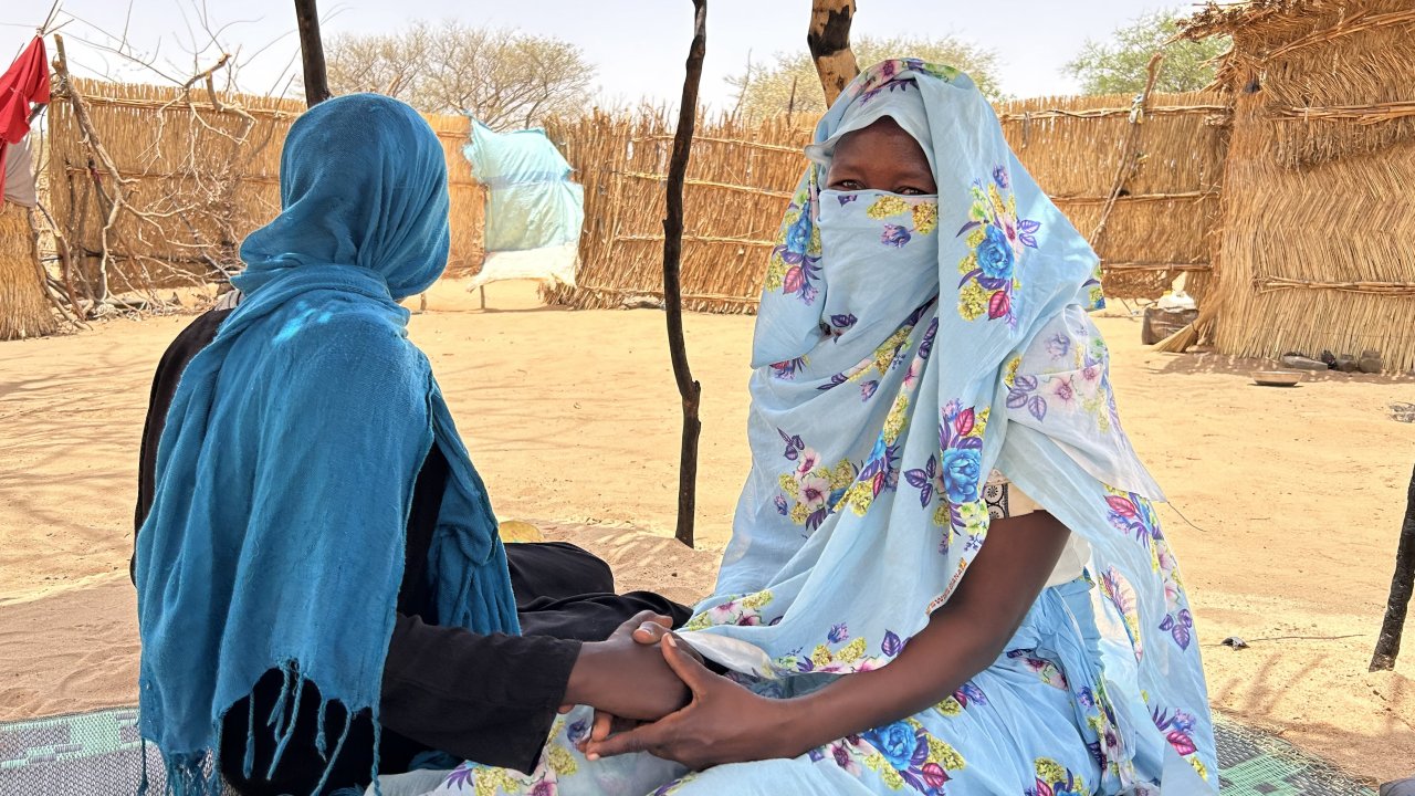 Nafissa floh im Juni 2023 vor den brutalen Angriffen in El Geneina. Sie fand im Osten des Tschad Zuflucht und lebt derzeit mit zwei ihrer Kinder im Geflüchtetencamp Aboutengue. Ihr Ehemann wurde 2022 während einer früheren Phase der Gewalt getötet.   