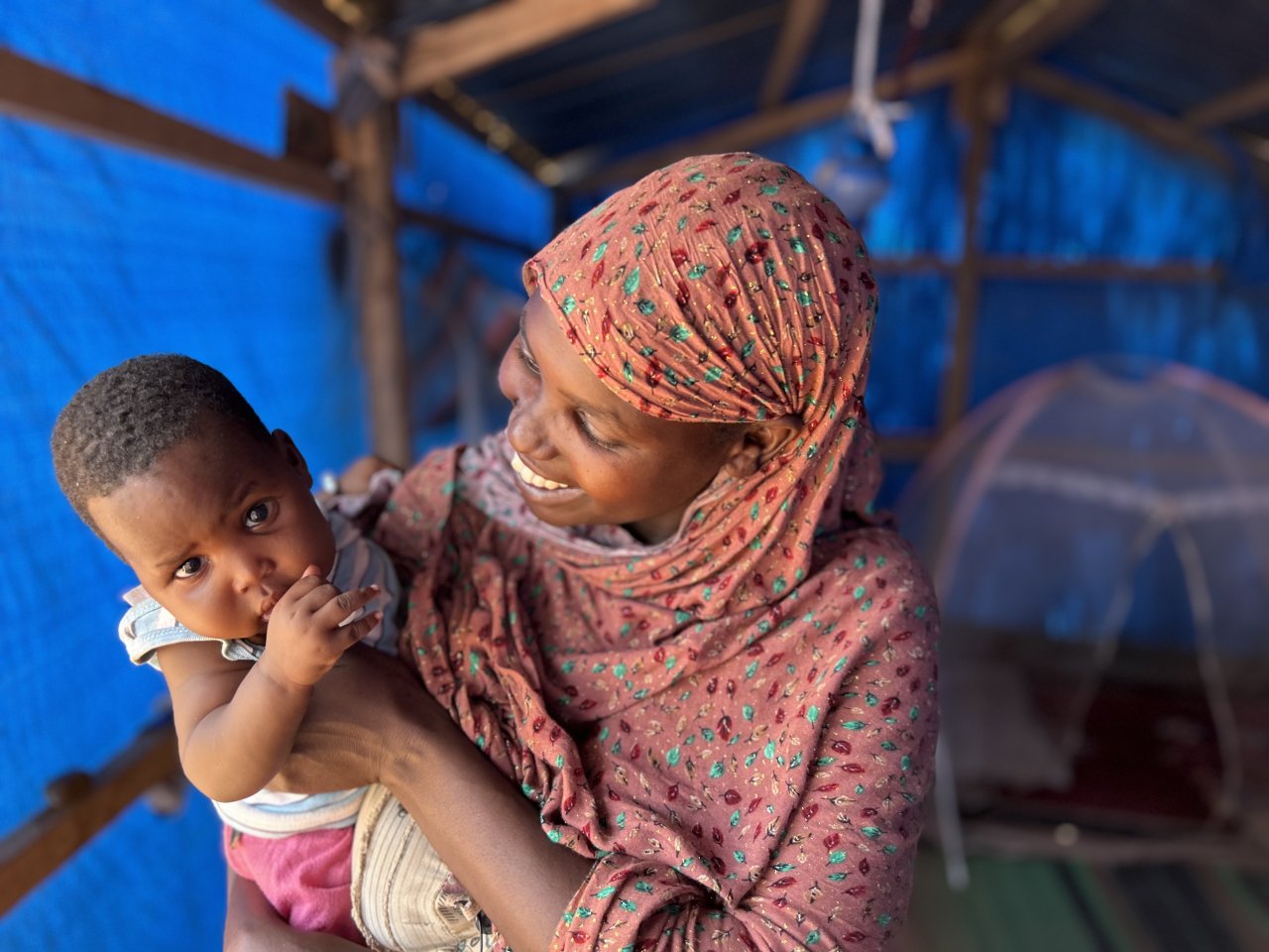 Taiba est arrivée au camp d'Aboutengue en juillet 2023, après avoir fui la guerre au Soudan avec son mari Bashir et leurs deux enfants : Aya (6 ans) et Ayoub (2 ans). Leur plus jeune enfant, Ayat, est né il y a quatre mois dans l'hôpital MSF du camp d’Aboutengue.