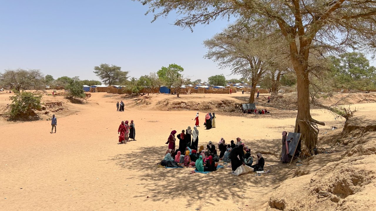 Vue de l'Ouaddi (lit de rivière asséché) dans le camp d'Aboutengue, dans l'est du Tchad, où les réfugié·e·s ont installé des écoles sous les arbres pour apprendre diverses matières, telles que les mathématiques, l'histoire, l'anglais et l'arabe.