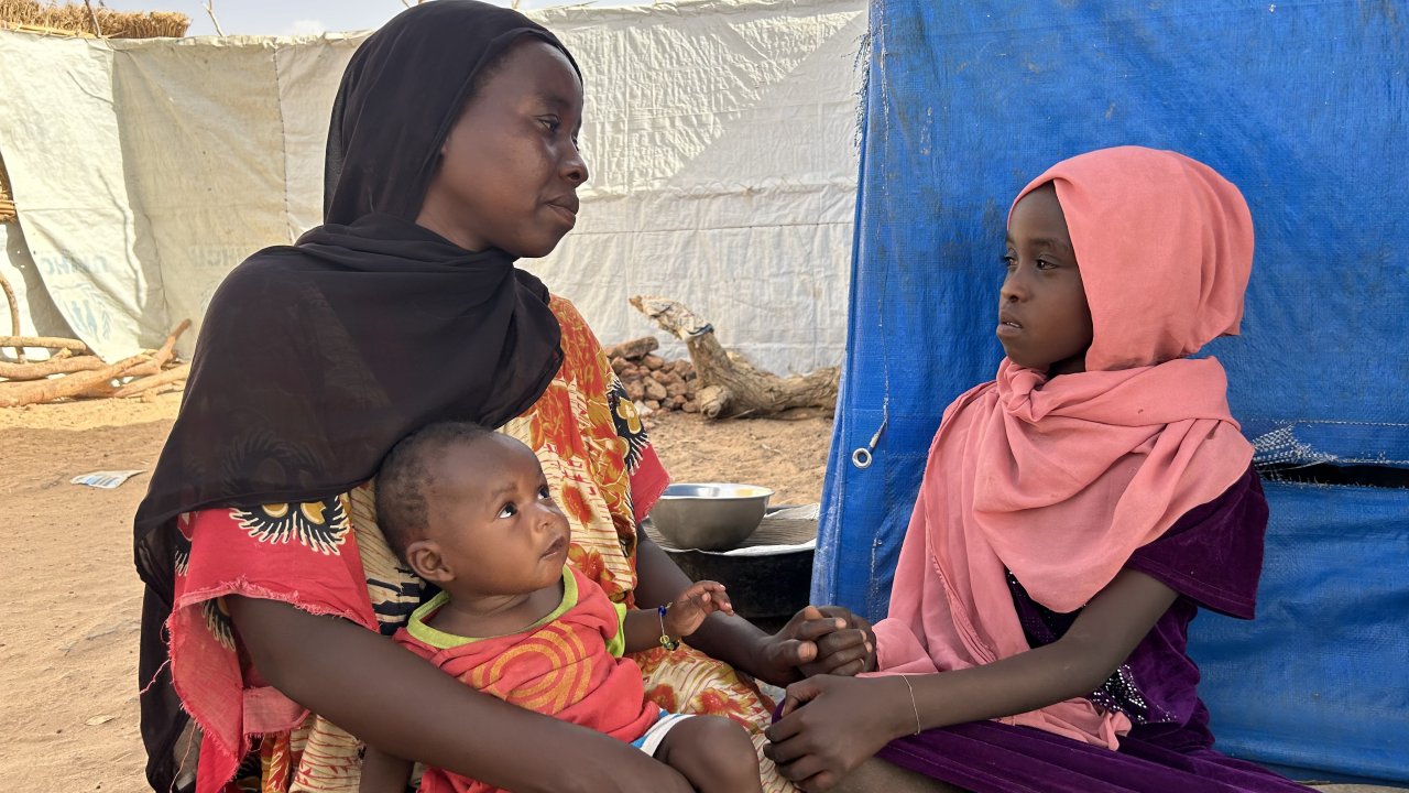 Ghalia a fui la guerre brutale au Soudan avec son mari, leurs cinq enfants âgés de 4 à 13 ans et deux de ses frères. Ils et elles sont arrivé·e·s dans le camp de réfugié·e·s d'Aboutengue en juillet 2023. Enceinte au moment de sa fuite, Ghalia a donné naissance à sa plus jeune fille, Makarima, à l'hôpital soutenu par MSF il y a quatre mois.