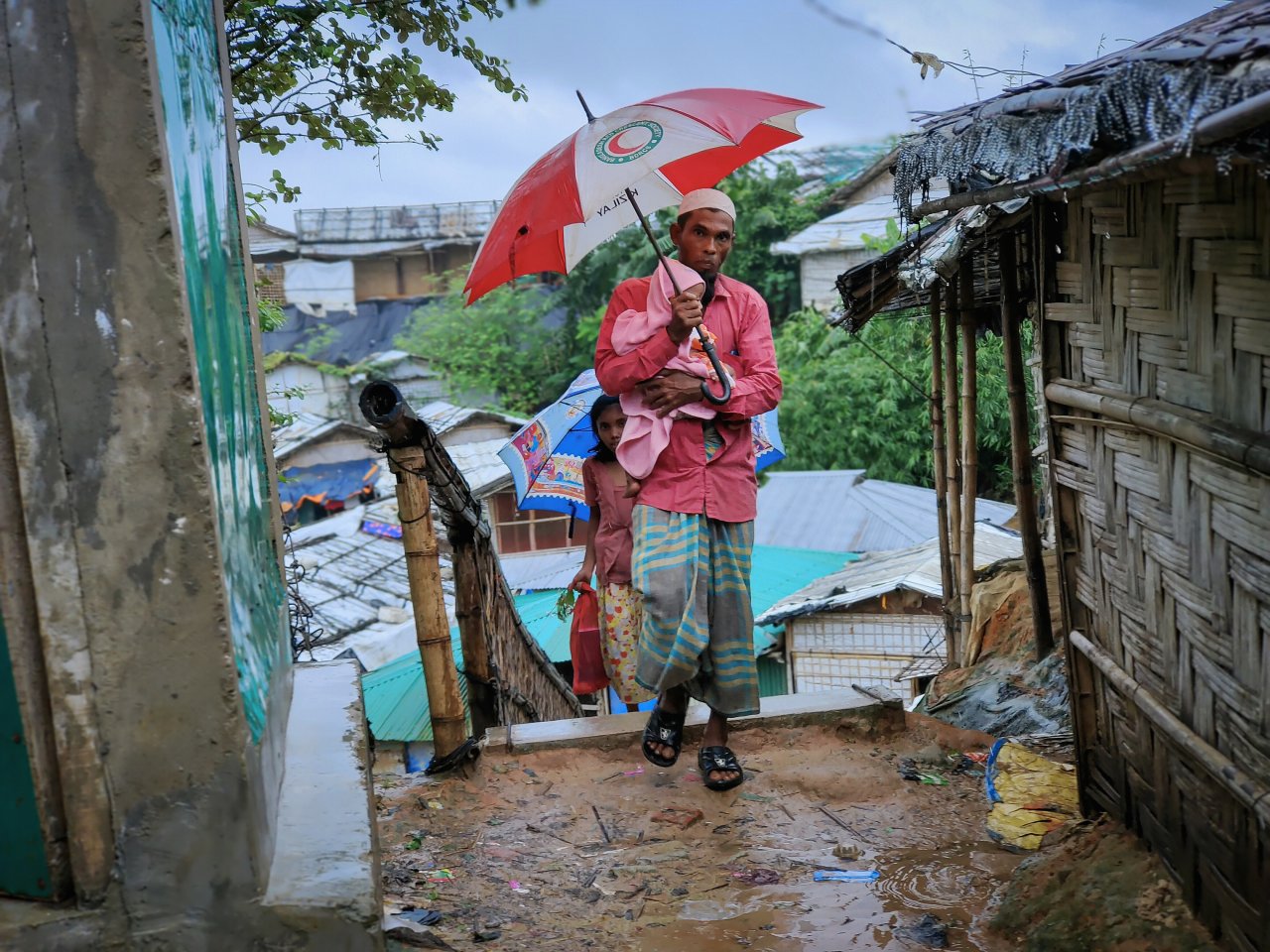 Mohammed porte son petit-fils malade dans les bras, ils reviennent tous deux du centre de santé. Cox’s Bazar, Bangladesh, octobre 2023. 