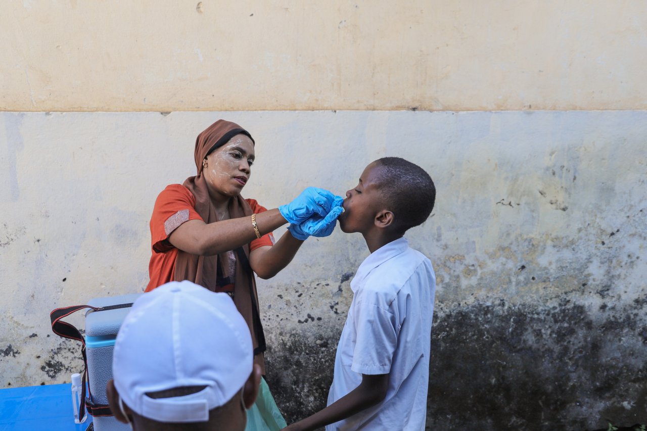 Un jeune écolier reçoit son vaccin oral contre le choléra à l’école Espérance, dans le village de Domoni, Anjouan. 