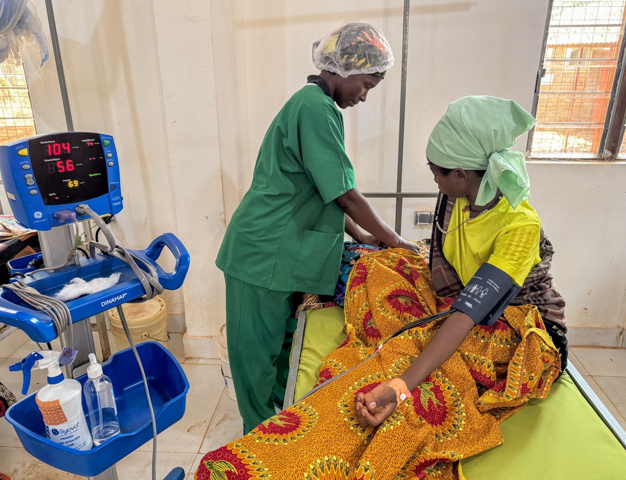 Die Hebamme Niyomwugere Jeanine überwacht eine Mutter nach der Geburt auf der Entbindungsstation in Nduta. 