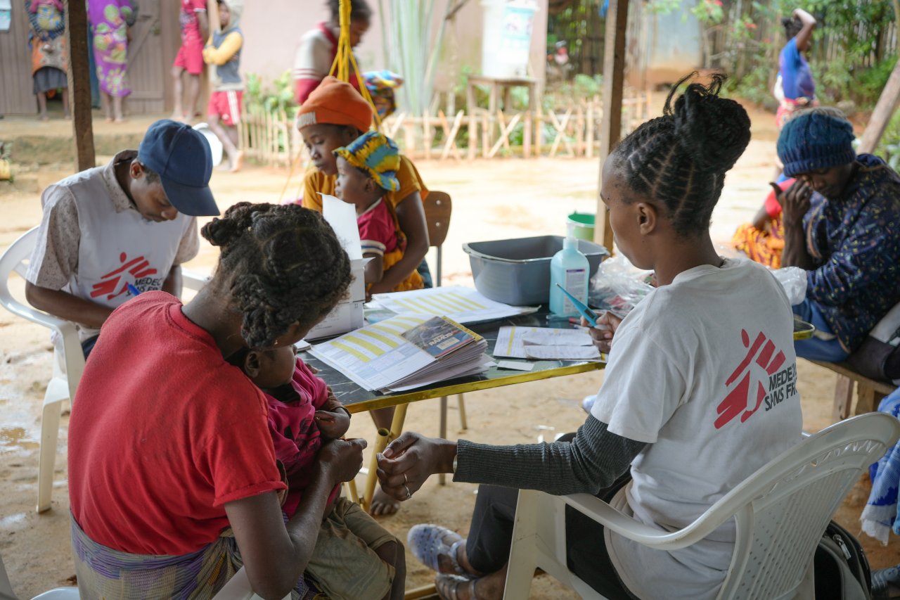 Die Bekämpfung von Mangelernährung ist eine Priorität für die Teams von Ärzte ohne Grenzen im Distrikt Ikongo. In den von Ärzte ohne Grenzen unterstützten Gesundheitszentren spielen unsere Teams an der Seite der lokalen Gesundheitsbehörden eine zentrale Rolle bei der Diagnose und Behandlung von Malaria und Mangelernährung bei Kindern unter fünf Jahren. 18/06/2024