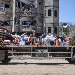  Vertriebene Palästinenser:innen verlassen nach dem Evakuierungsbefehl der israelischen Armee am 6. Mai Rafah im südlichen Gazastreifen. 