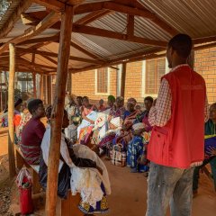 Bayubahe Jerome, promoteur de santé, informe les futures mères sur les soins prénatals à l'hôpital du camp de Nduta