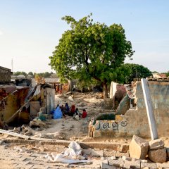 Menschen in einem von den Fluten zerstörten Gebäudekomplex in Maiduguri im Bundesstaat Borno im Nordosten Nigerias. © Abba Adamu Musa/MSF