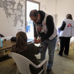 L'unité mobile de MSF fournit des soins de santé primaires, des médicaments et un suivi pour les maladies non transmissibles, ainsi que des premiers soins psychologiques et des sessions de promotion de la santé dans trois localités du Sud-Liban.