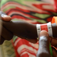 Examen du périmètre brachial d'un enfant dans la clinique MSF du camp de Zamzam, au Darfour du Nord, une étape indispensable au dépistage de la malnutrition. © Mohammed Jamal