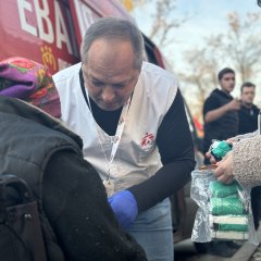 Un médecin MSF prend en charge un patient près du centre de transit pour les personnes fuyant la guerre, à Pavlohrad, dans la région de Dnipropetrovsk. © Yuliia Trofimova/MSF