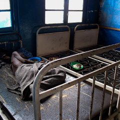 En deux mois, dix-sept prisonniers, référés de la prison de Bunia vers l’hôpital de la ville, sont décédés, victimes de dénutrition sévère. L’équipe MSF travaillant dans cette ville du district oriental de l’Ituri en République Démocratique du Congo, vient d’intervenir dans la prison pour mettre fin à cette tragédie. Visite d’un lieu de désolation où s’entassent plus de 500 prisonniers dont à peine un tiers d’entre eux ont jusqu’alors été jugés. Bunia, DR Congo, 1 janvier 2010.