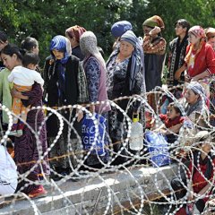 Réfugiés fuyant les violences de leur ville à la frontière entre l'Ouzbékista et le Kyrgyzstan dans la région de Osh