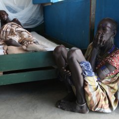 Une mère avec son fils atteint de Kala Azar. Nyirol County, Jonglei State, Sudan. 11/11/2009