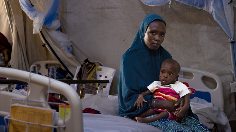 Aissa und ihr einjähriger Sohn Abdou im therapeutischen Ernährungszentrum von Fori. Bundesstaat Borno, Nordosten von Nigeria, Juli 2023 