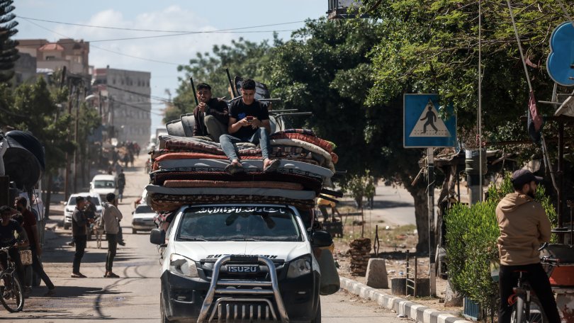 Nach dem Evakuierungsbefehl der israelischen Armee am 6. Mai 2024 verlassen vertriebene Palästinenser:innen mit ihrem Hab und Gut Rafah im südlichen Gazastreifen. 