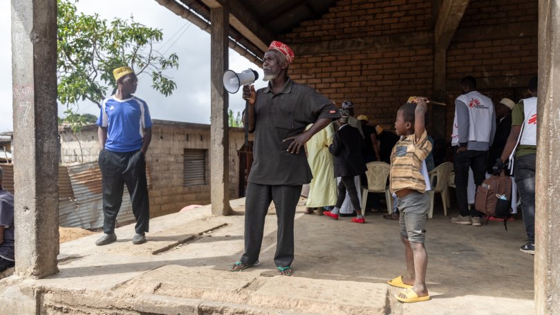 Un agent communautaire sensibilisant au lancement de la campagne de vaccination contre le choléra dans levillage de Koni Jojo, Anjouan. 