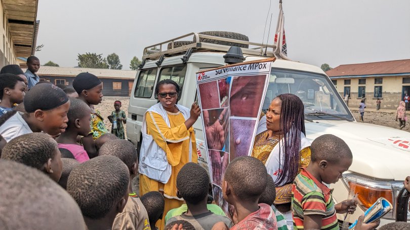 Des promotrices de santé MSF sensibilisent la population au mpox dans le camps de déplacé·e·s de Kanyaruchinya, à Goma, au Nord-Kivu. 