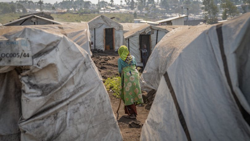 Daphrose, 68 ans, se déplace au milieu des tentes du camp d'Elohim, où elle vit depuis plus d'un an et demi.