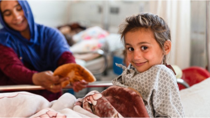 Un enfant, à l'hôpital, heureux