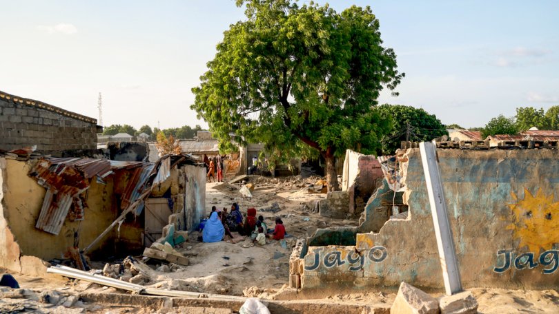 Menschen in einem von den Fluten zerstörten Gebäudekomplex in Maiduguri im Bundesstaat Borno im Nordosten Nigerias. © Abba Adamu Musa/MSF