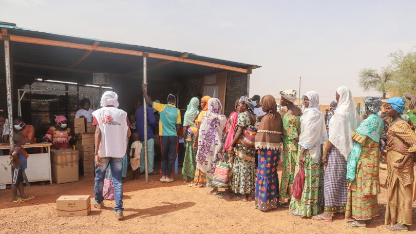 Des mères patientent en file pour recevoir leurs boîtes de rations alimentaires d'urgence à Djibo, 08/04/2023.