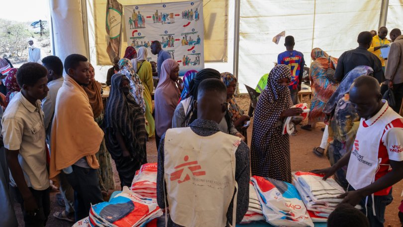 Le équipe di MSF durante la distribuzione di zanzariere a Renk, nello Stato dell'Alto Nilo.