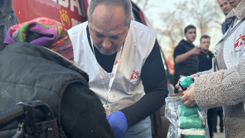 Un médecin MSF prend en charge un patient près du centre de transit pour les personnes fuyant la guerre, à Pavlohrad, dans la région de Dnipropetrovsk. © Yuliia Trofimova/MSF