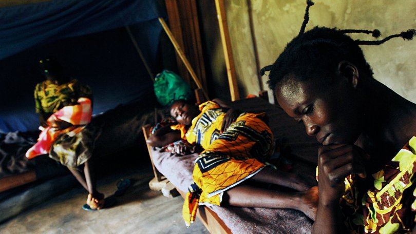 Des patientes et une «accompagnante» au centre de santé de Wawe, une structure appuyée par MSF dans le Haut-Uélé, République démocratique du Congo. 2009.