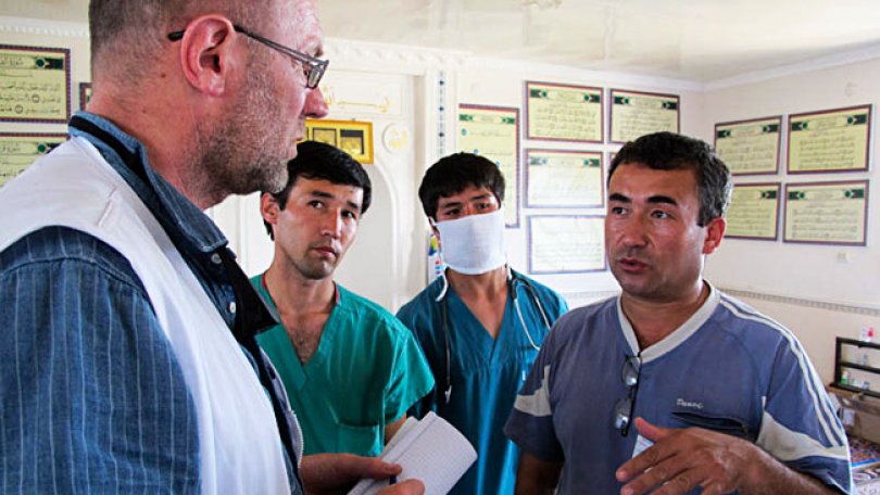 Evaluation à Osh le dimanche. Un médecin, un infirmier et un psychologue visitant différents quartiers de Osh  afin d’augmenter les activités de MSF dans cette région. Sur cette photo, MSF docteur et coordinateur des urgences Andrei Slavuckij, au Sud Kirghizistan 