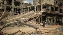 Un homme marchant dans les ruines du quartier Naser Lababeedy, dans la ville de Gaza. Copyright Motassem Abu Aser 